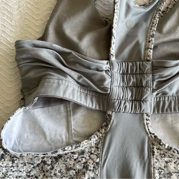 Lululemon Racerback Grey Floral Turbo Tank Tone It Built in Bra - Picture 8 of 11